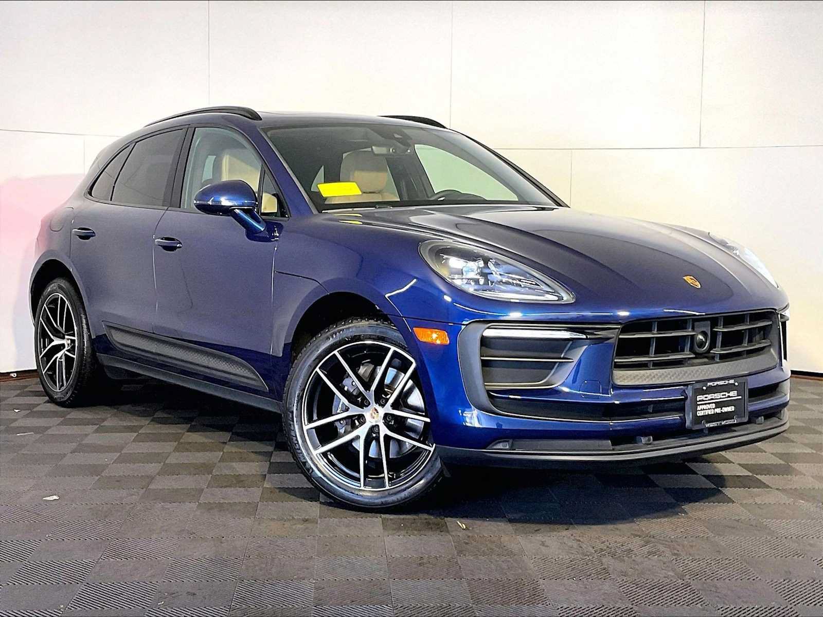 Certified 2024 Porsche Macan AWD/4WD image 9