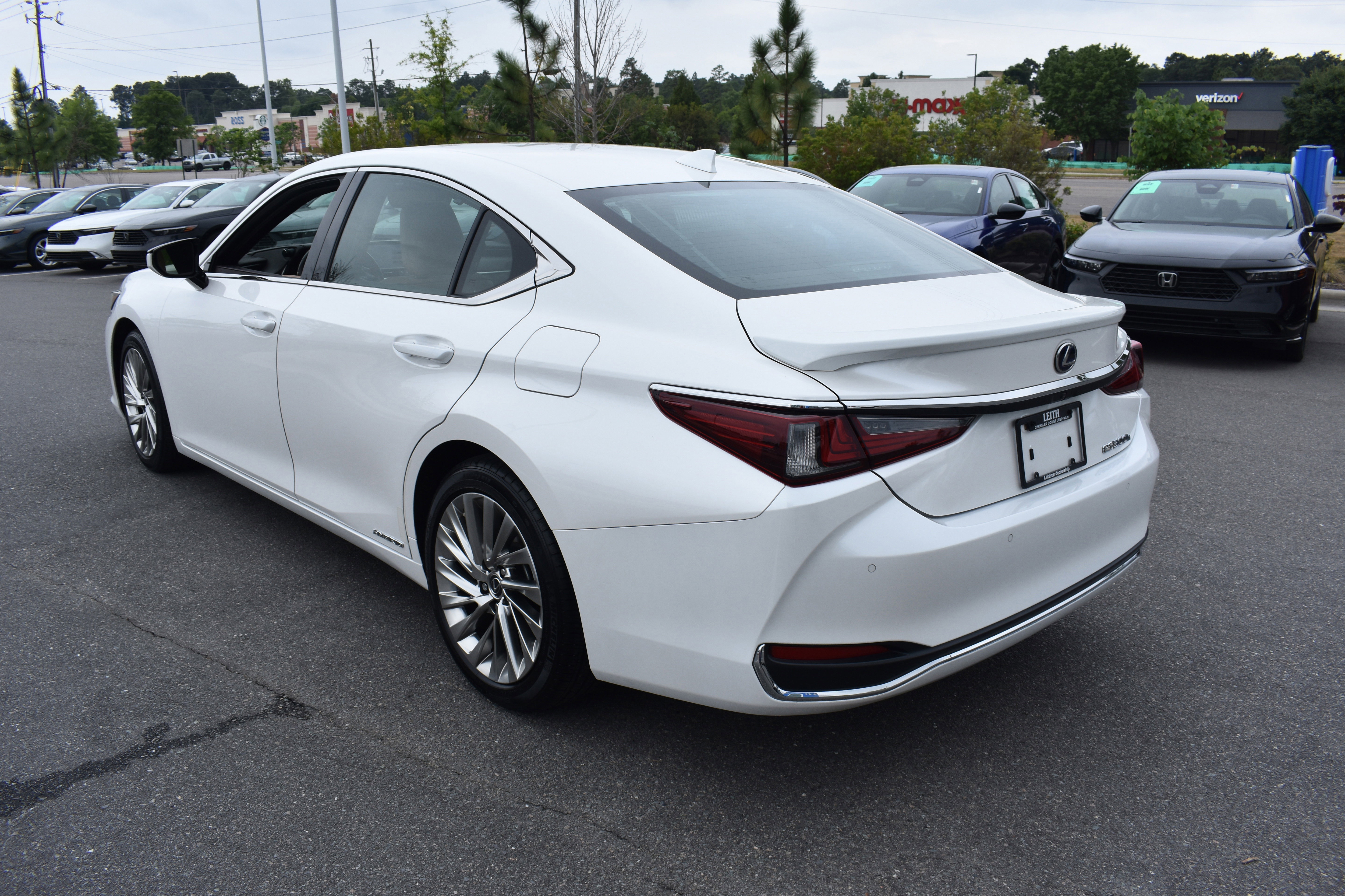Used 2019 Lexus ES 300h Ultra Luxury w/ Accessory Package FWD image 6