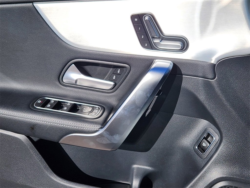 Used 2025 Mercedes-Benz CLA 250 4MATIC image 12