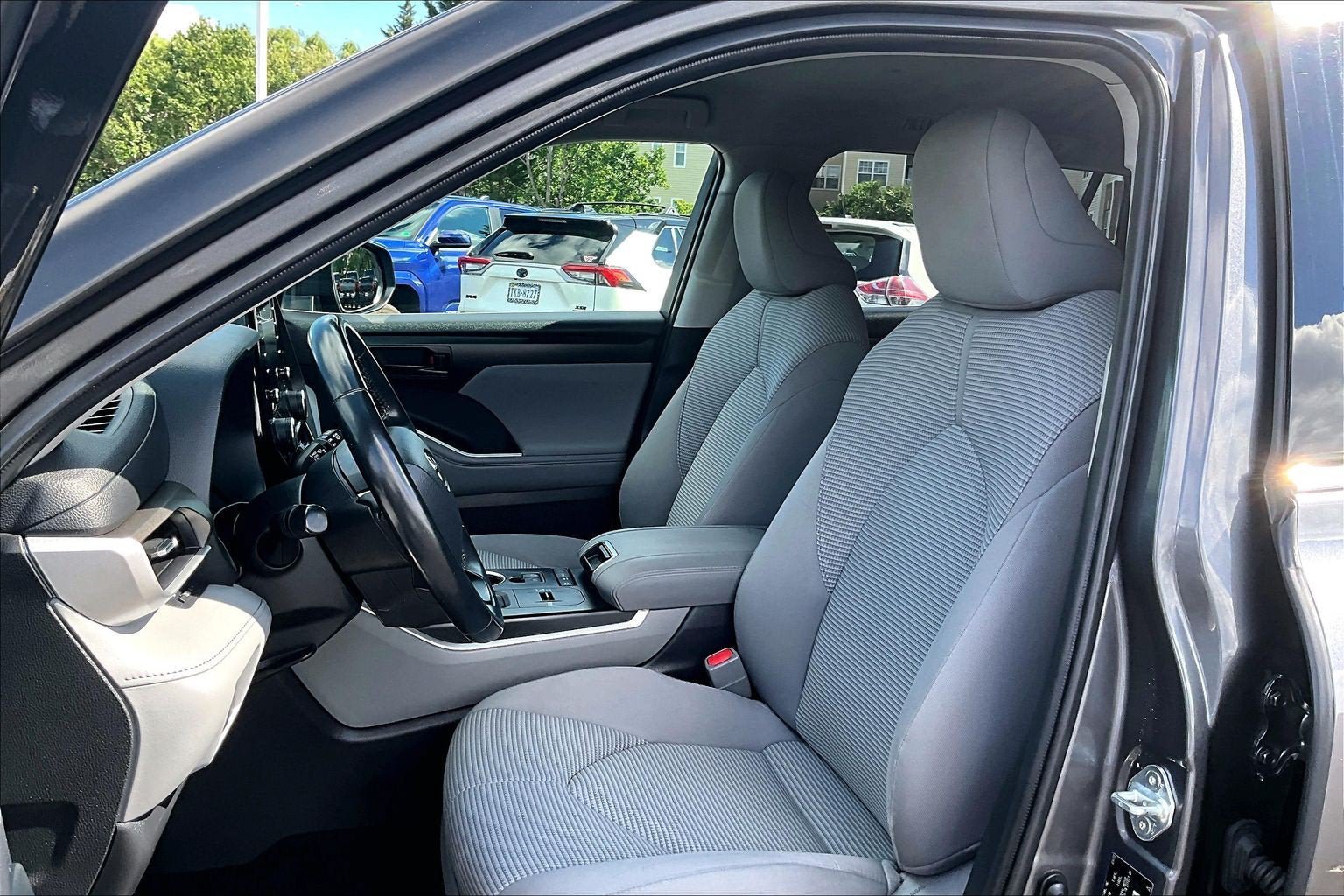 Used 2022 Toyota Highlander LE AWD/4WD image 23