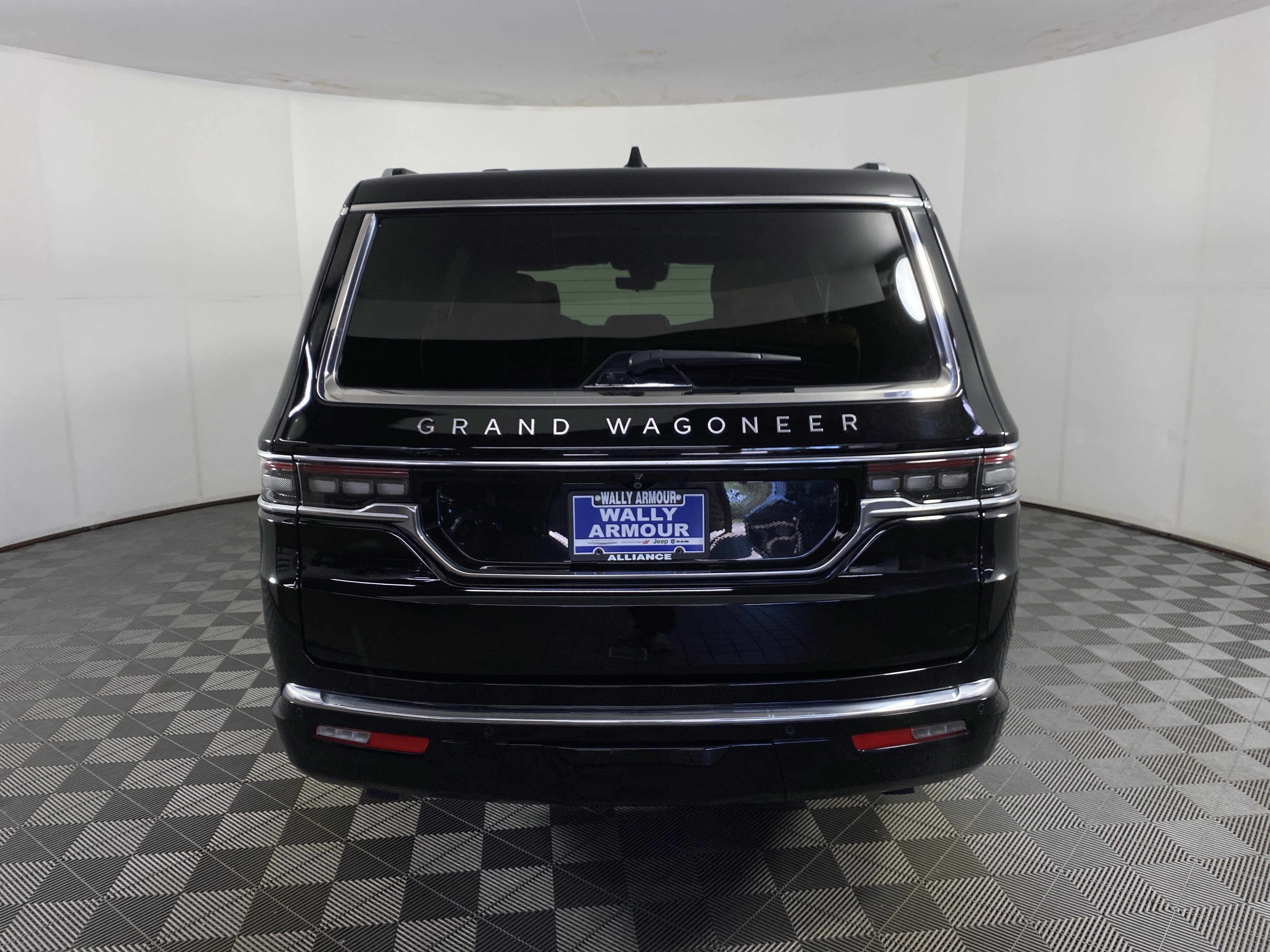 Used 2025 Jeep Grand Wagoneer Series III w/ Rear Seat Video Group 1 AWD/4WD image 10