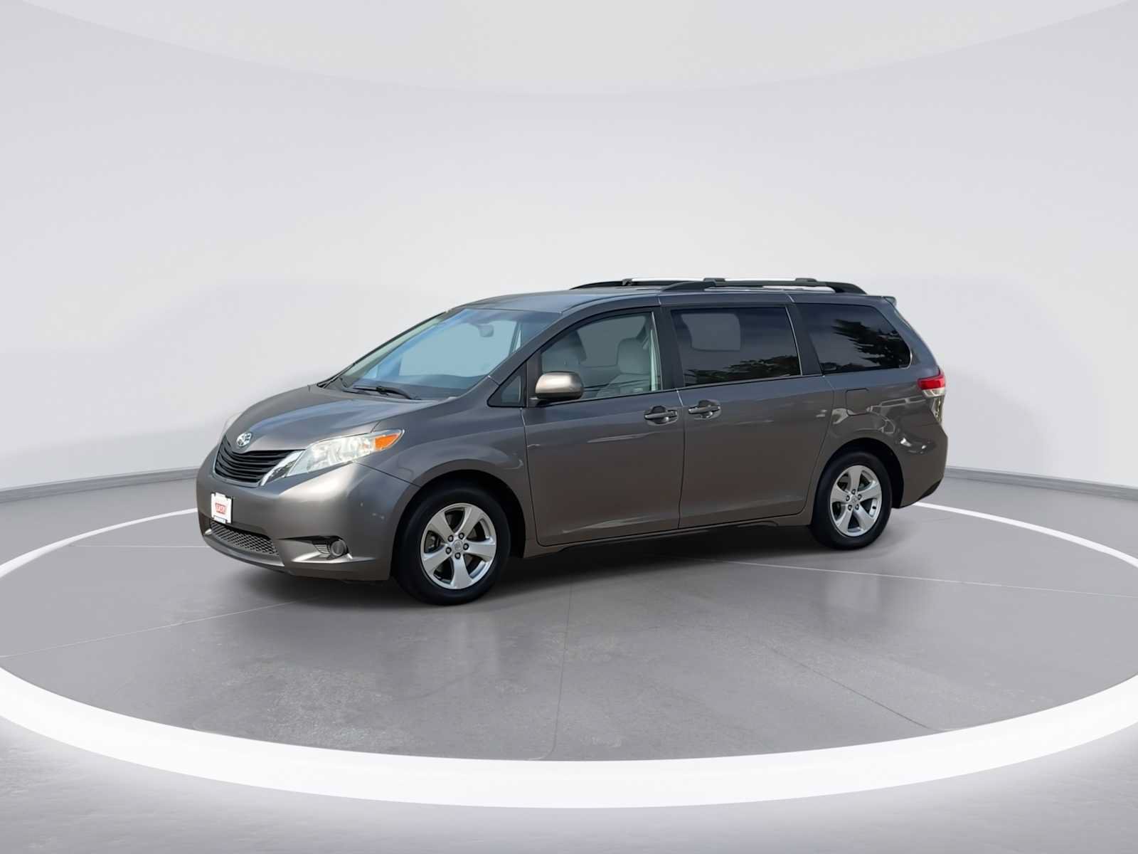 Used 2014 Toyota Sienna LE FWD image 4