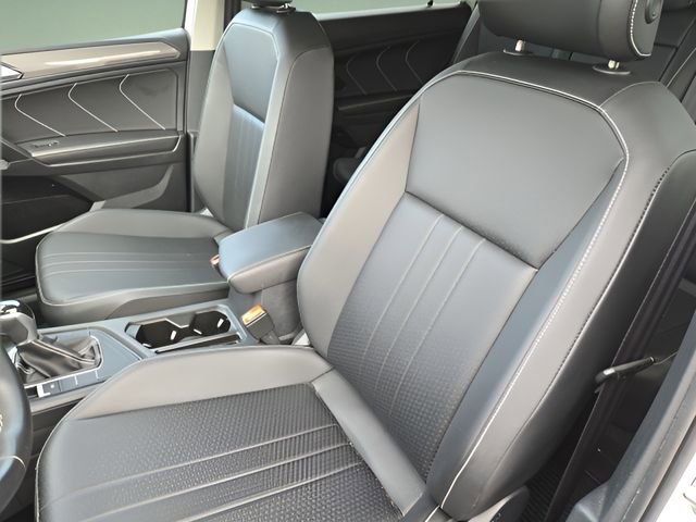Used 2023 Volkswagen Tiguan SE w/ Panoramic Sunroof Package image 12