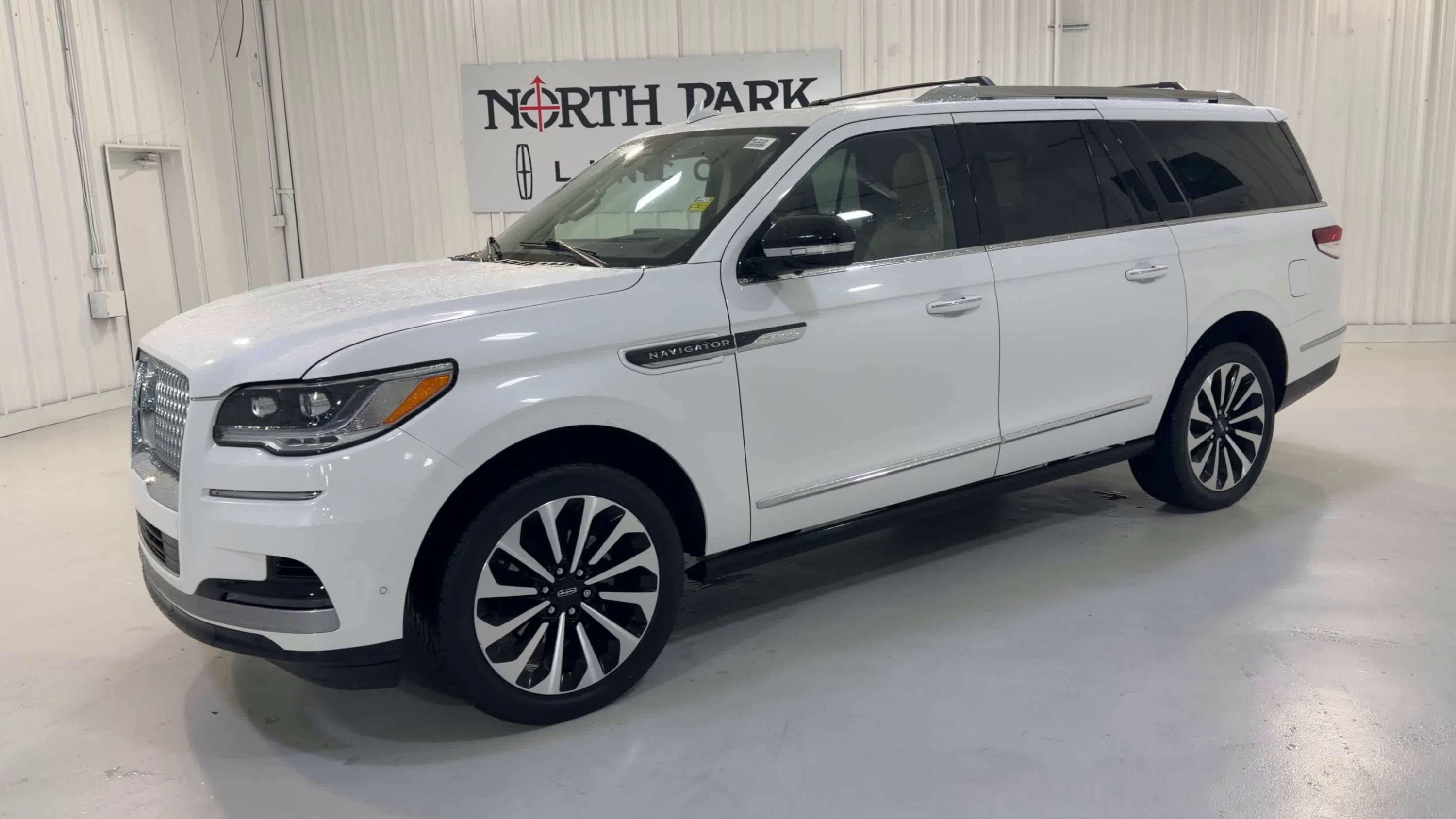 Used 2023 Lincoln Navigator L Reserve AWD/4WD image 5