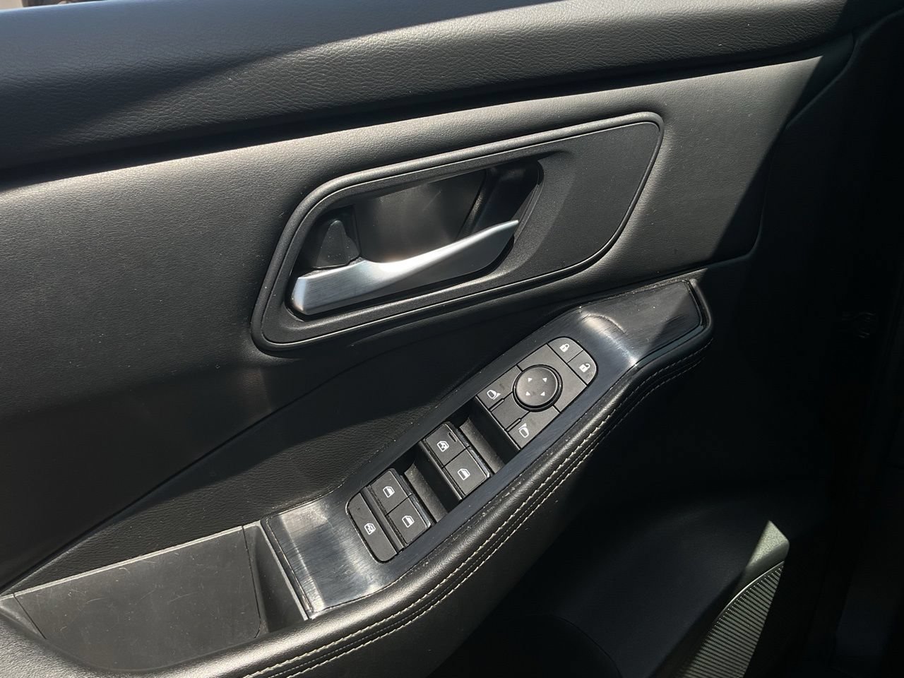 Used 2025 Nissan Rogue SV FWD image 19