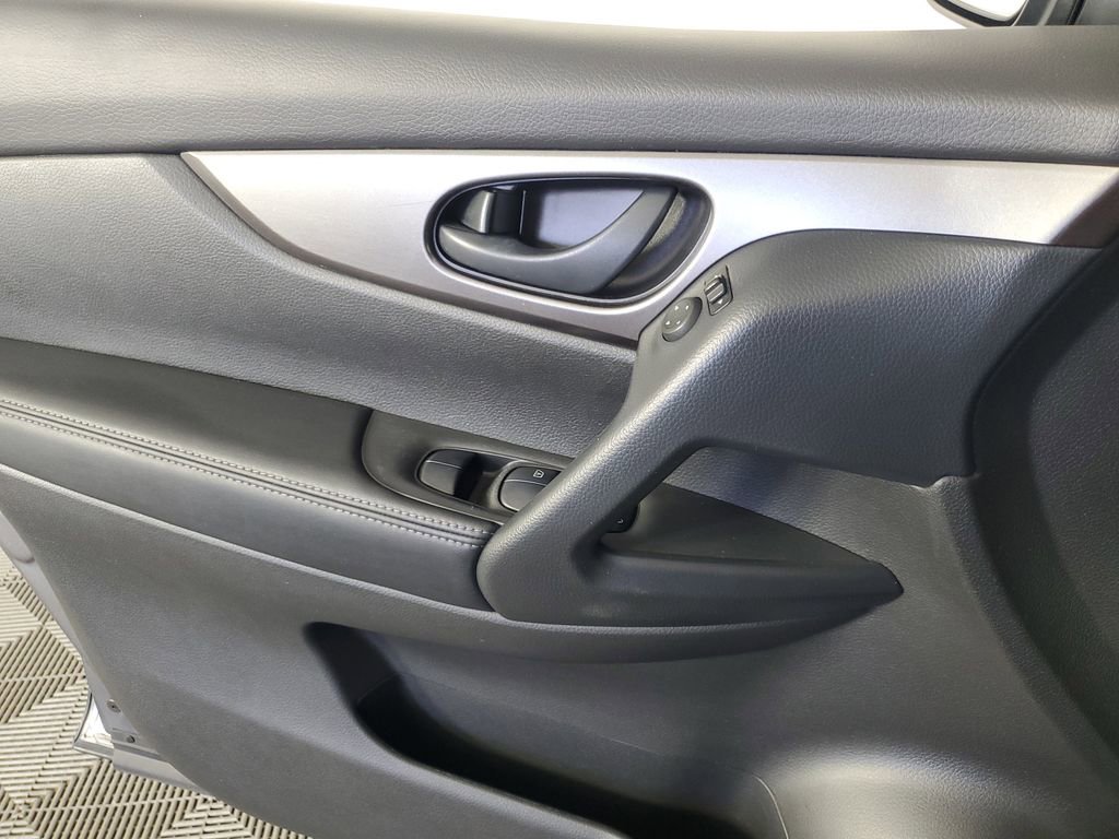 Used 2020 Nissan Rogue Sport S image 27