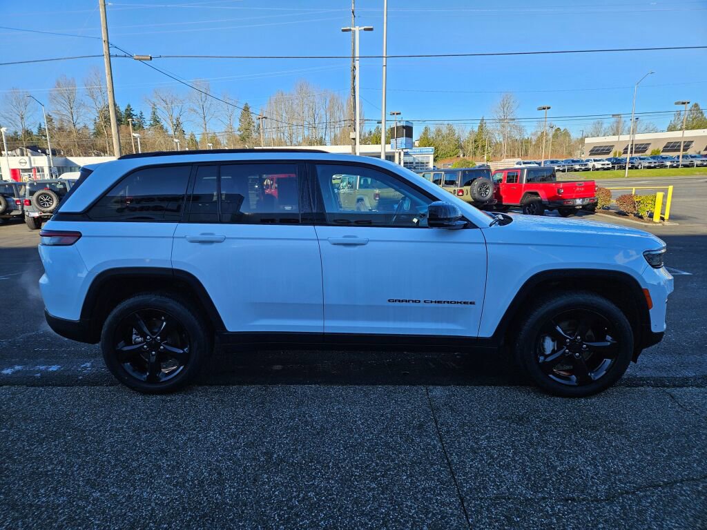 Used 2023 Jeep Grand Cherokee Limited w/ Luxury Tech Group II image 6