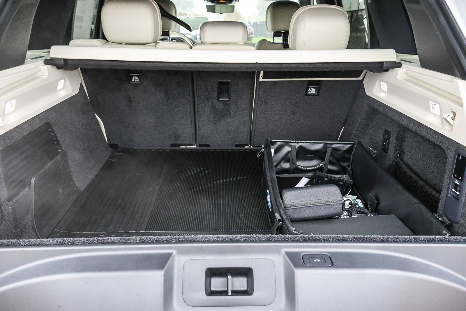 New 2025 Land Rover Range Rover SE image 34