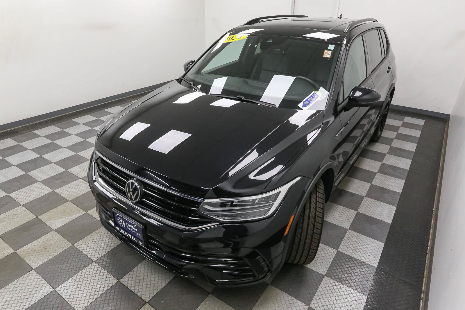 Certified 2024 Volkswagen Tiguan SE R-Line AWD/4WD image 8