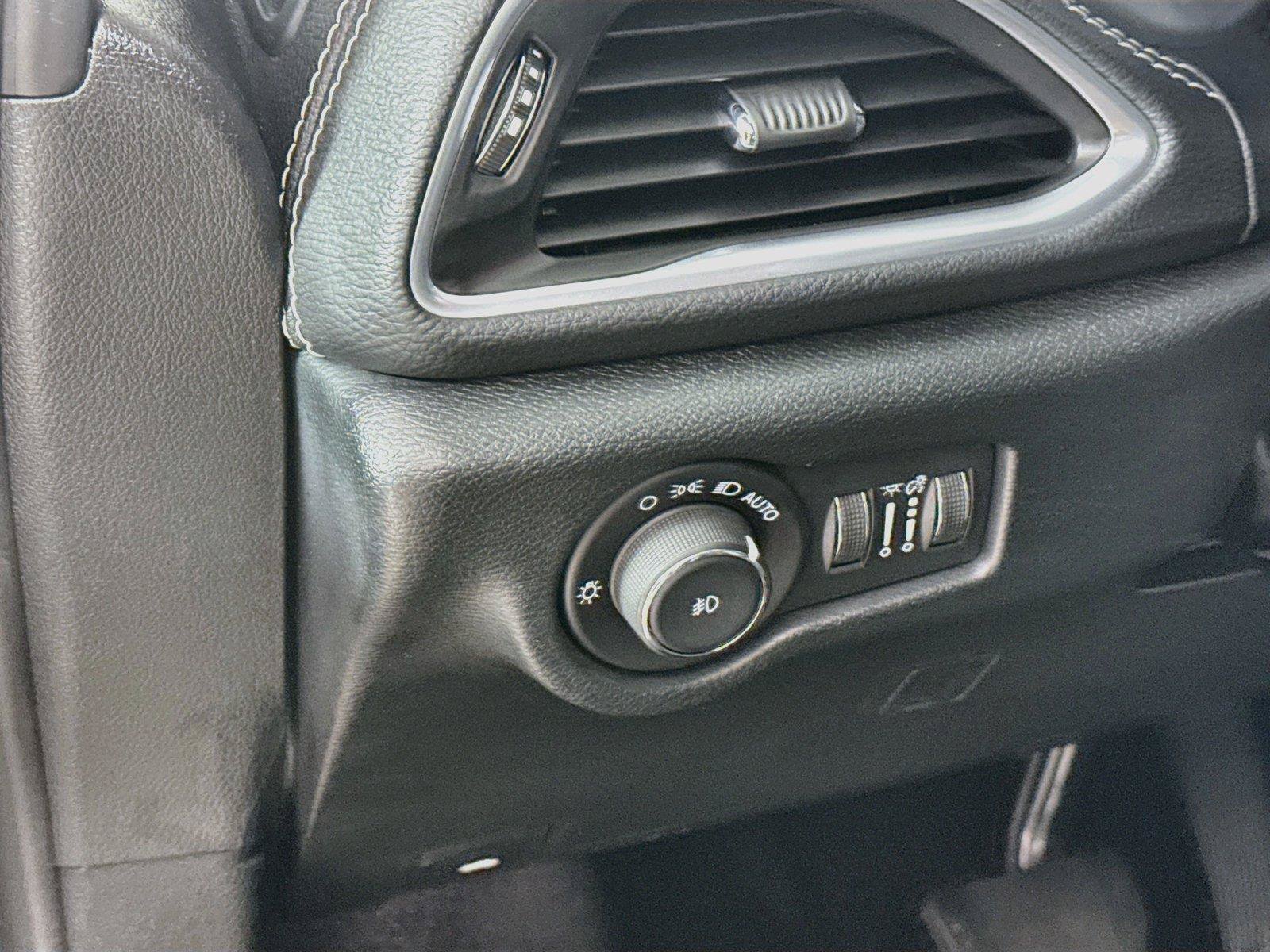 Used 2025 Chrysler Pacifica Limited FWD image 14