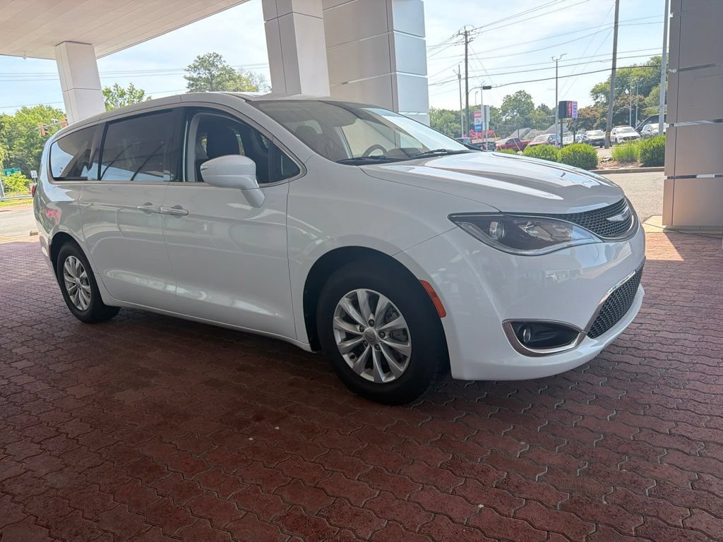 Used 2018 Chrysler Pacifica Touring Plus FWD image 3