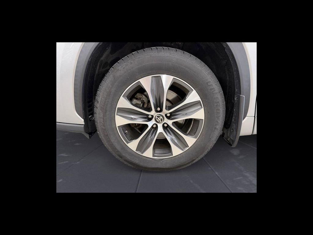 Used 2021 Toyota Highlander XLE AWD/4WD image 10