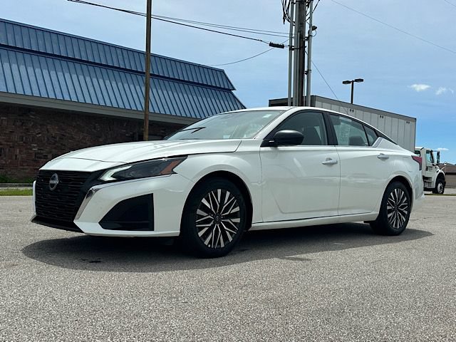 Used 2025 Nissan Altima 2.5 SV FWD image 3