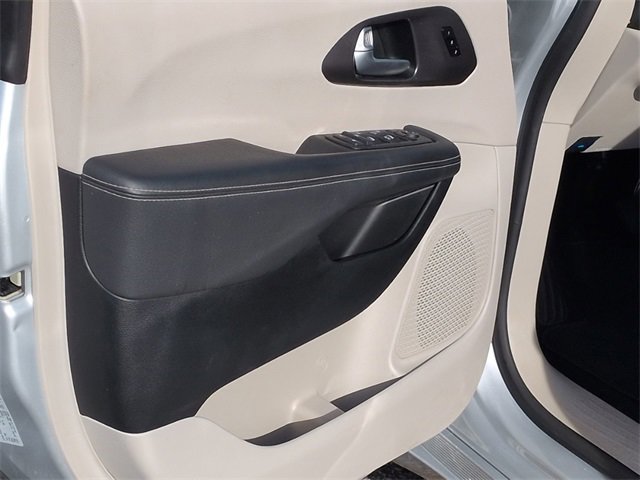 Used 2024 Chrysler Pacifica Touring-L image 14