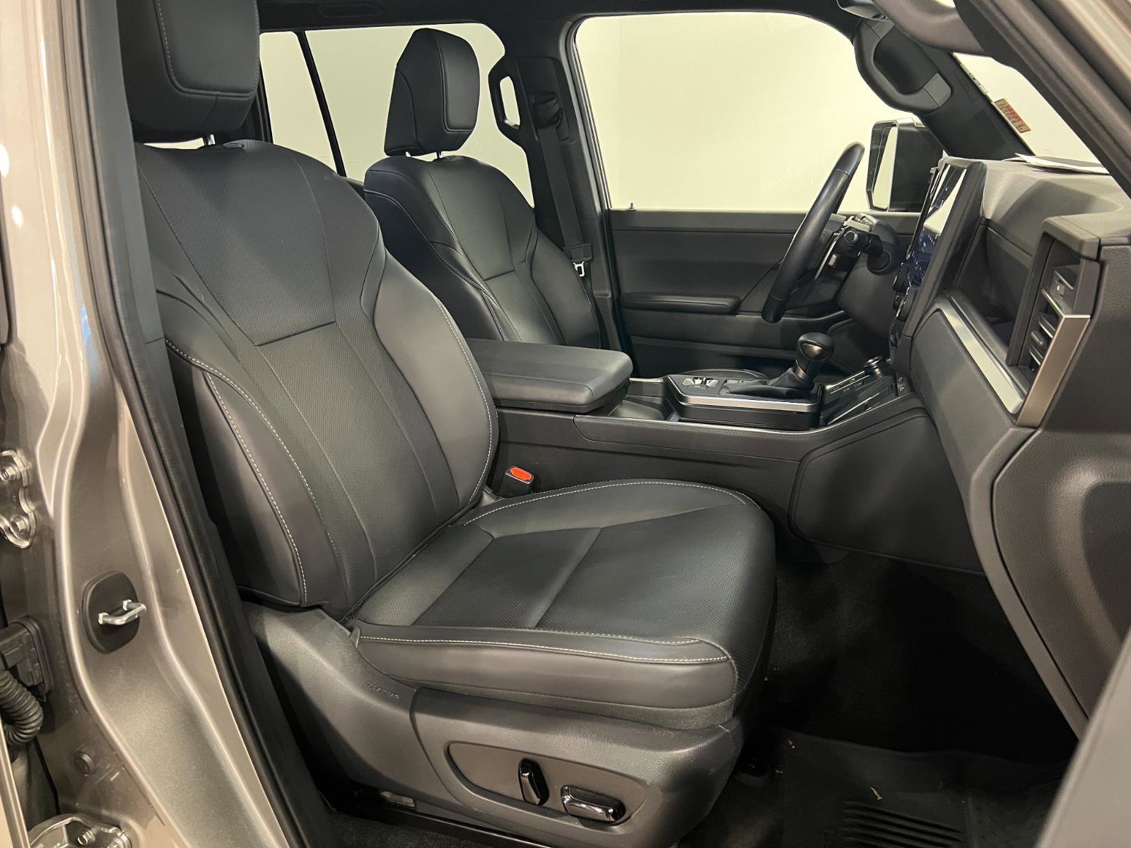 Used 2024 Lexus GX 550 w/ Accessory Package (31) image 37