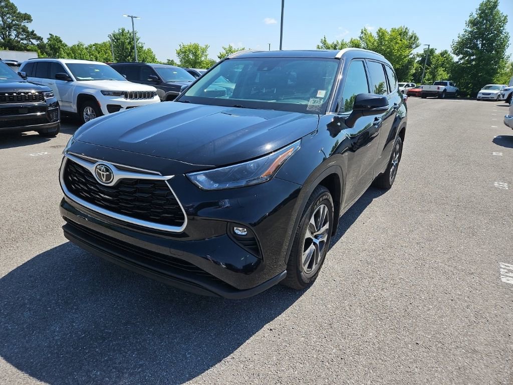 Used 2022 Toyota Highlander XLE AWD/4WD image 3