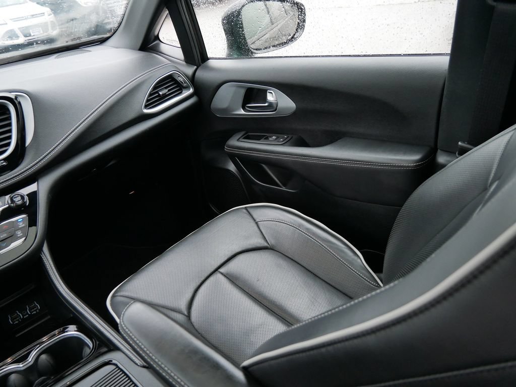 Used 2025 Chrysler Pacifica Limited FWD image 17