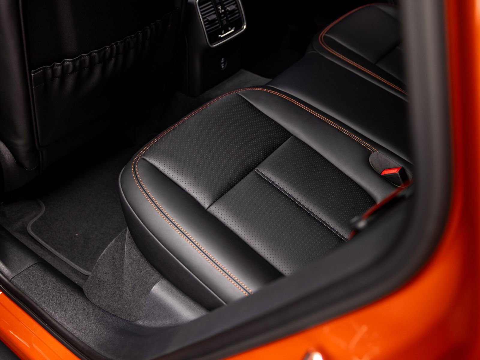 Certified 2025 Porsche Macan AWD/4WD image 46