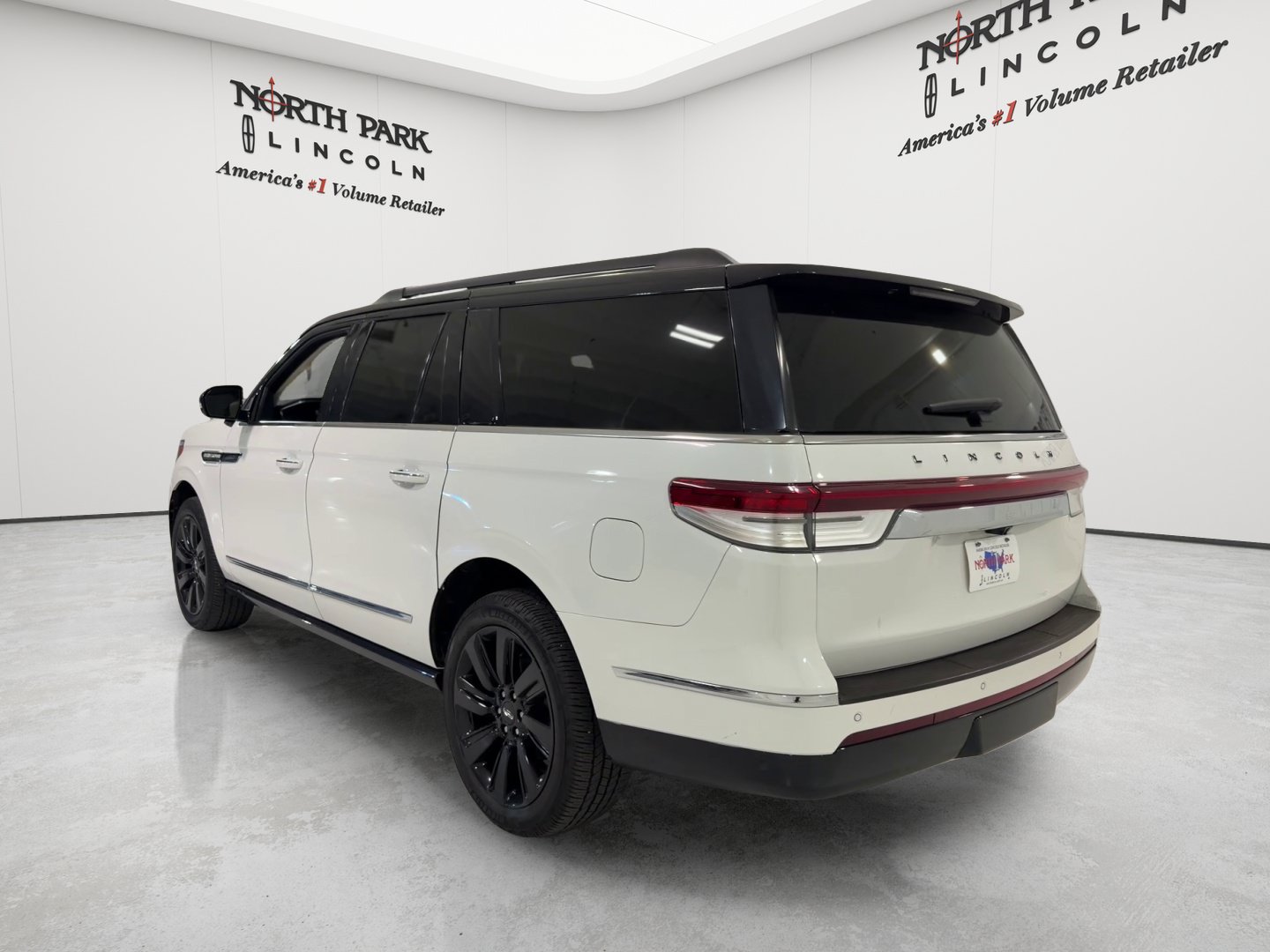 Used 2023 Lincoln Navigator L Black Label AWD/4WD image 3