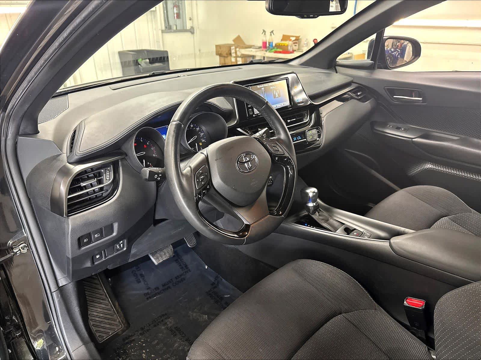 Used 2018 Toyota C-HR XLE FWD image 17
