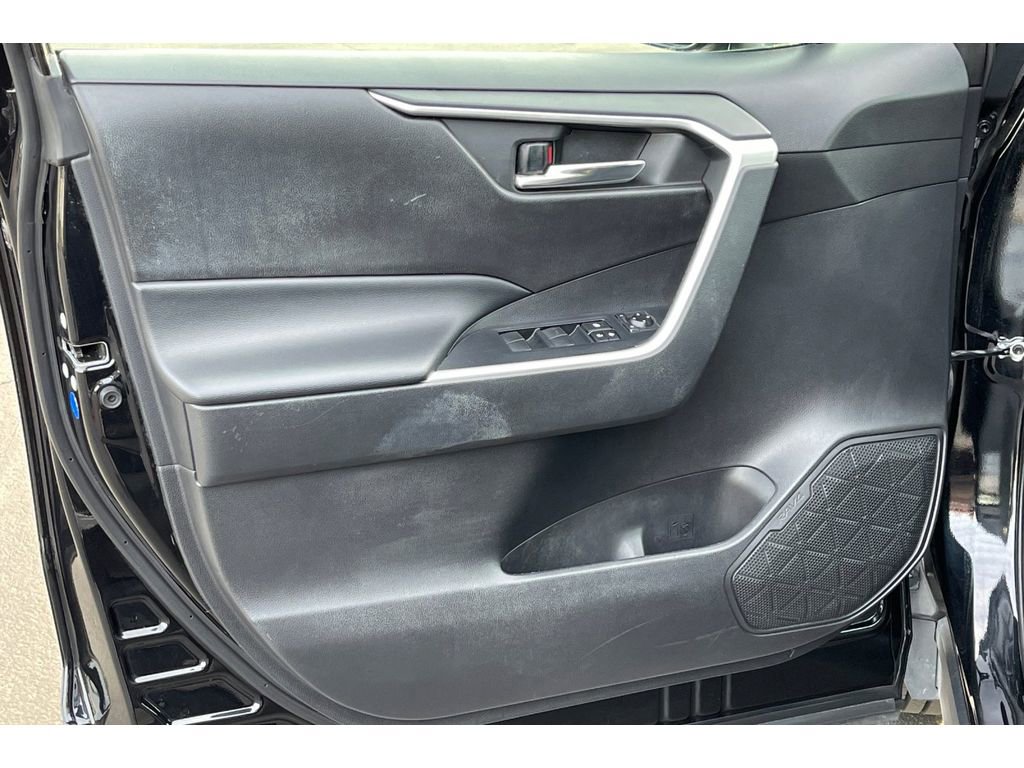 Used 2021 Toyota RAV4 XLE w/ Carpet Mat Package (TMS) image 12