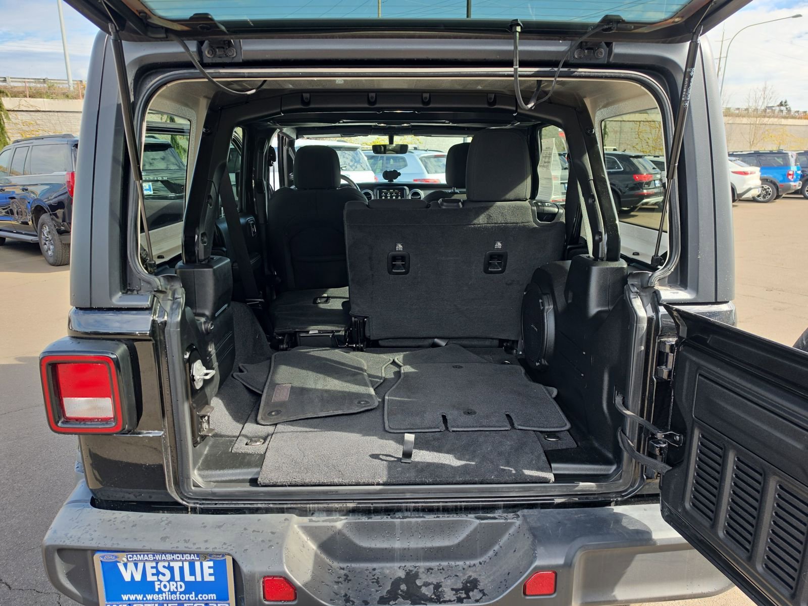 Used 2020 Jeep Wrangler Unlimited Sahara w/ Uconnect 4C Nav & Sound Group image 17
