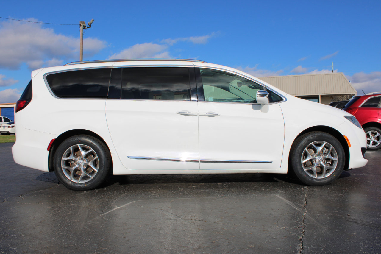 Used 2018 Chrysler Pacifica Limited image 3