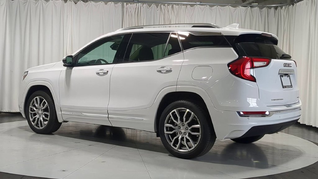 Used 2024 GMC Terrain Denali w/ Denali Premium Package AWD/4WD image 6