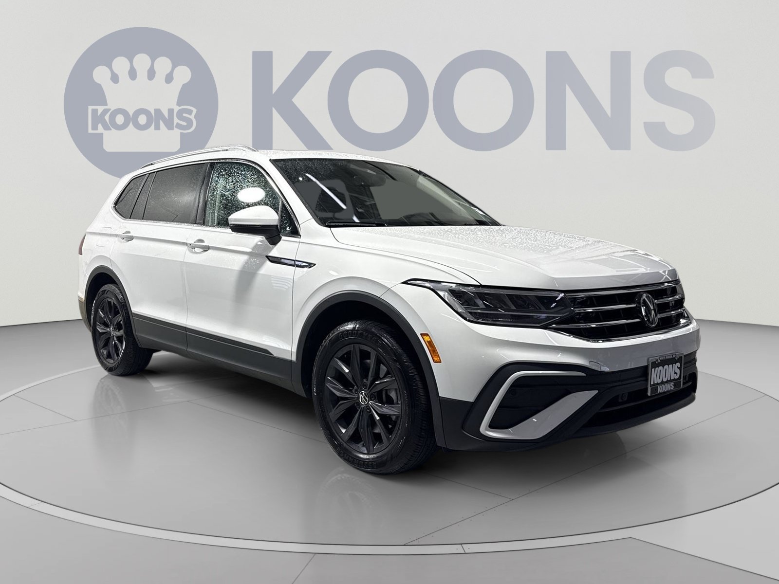 Used 2024 Volkswagen Tiguan SE w/ Panoramic Sunroof Package AWD/4WD image 2