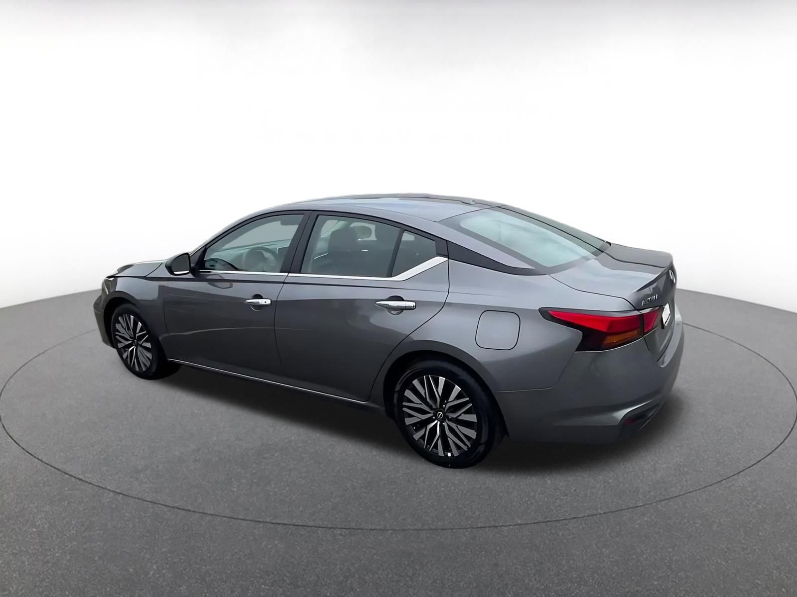 Used 2025 Nissan Altima 2.5 SV FWD image 10