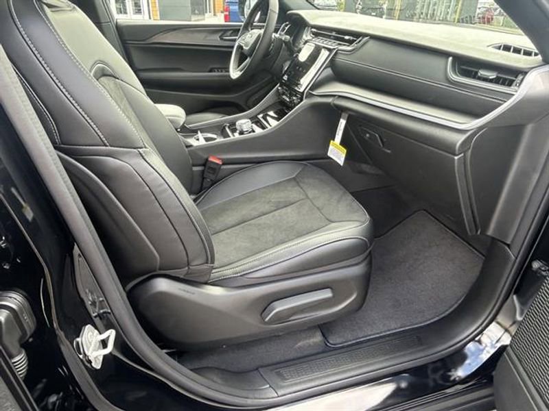 New 2025 Jeep Grand Cherokee Altitude image 10