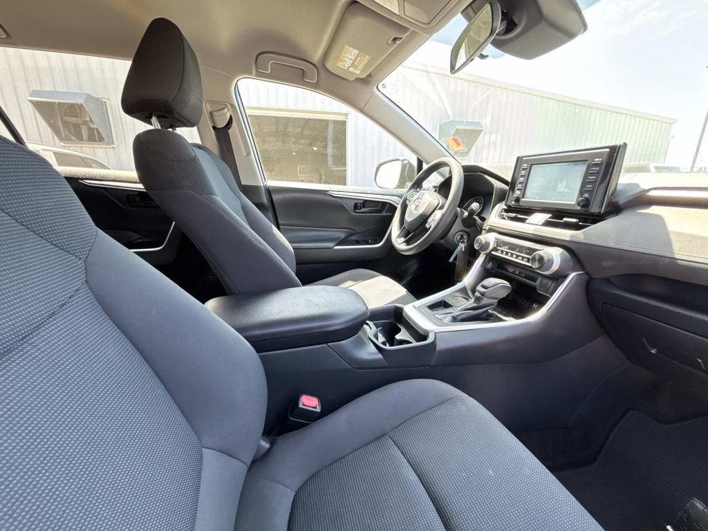 Used 2019 Toyota RAV4 LE FWD image 16
