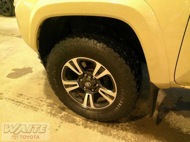 Used 2017 Toyota Tacoma TRD Sport image 11