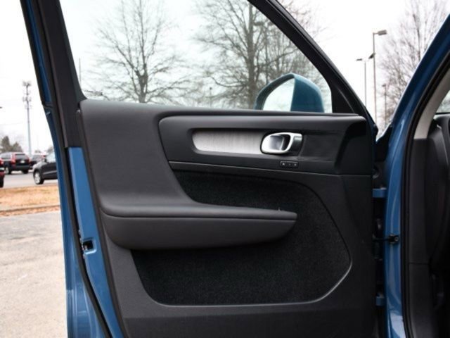 Certified 2025 Volvo XC40 B5 Core AWD/4WD image 10