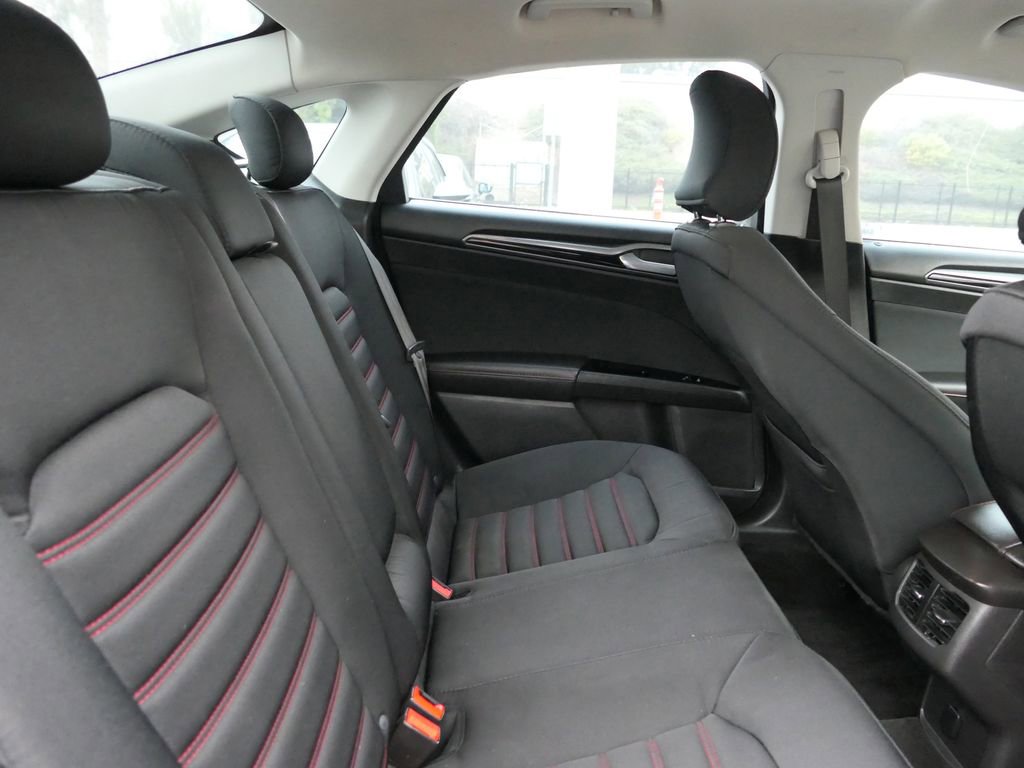 Used 2015 Ford Fusion SE w/ Equipment Group 201A image 25