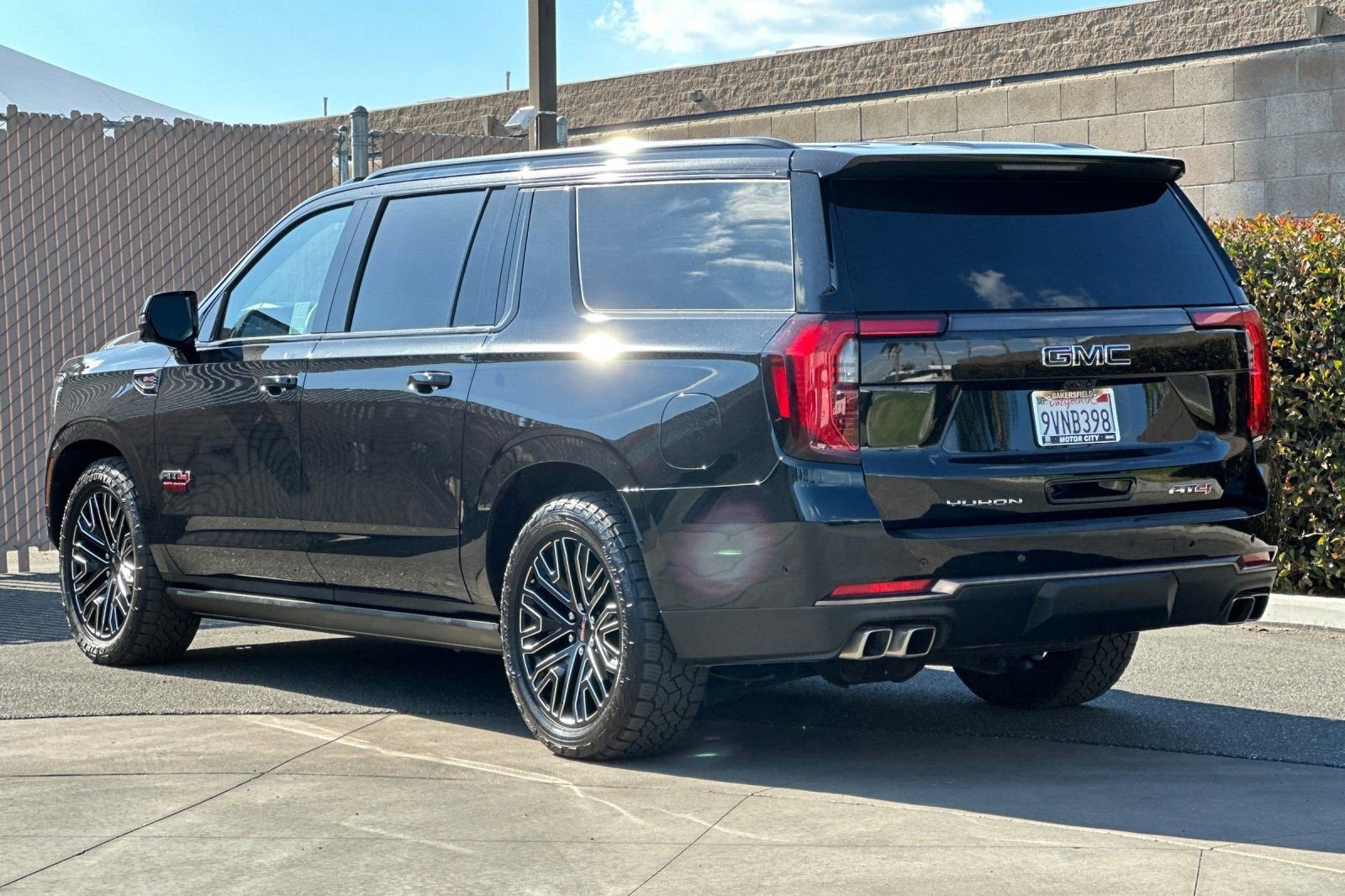 Used 2025 GMC Yukon XL AT4 Ultimate AWD/4WD image 5