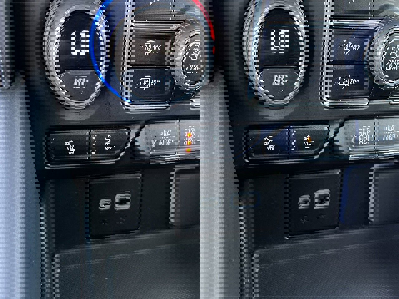 Used 2024 Chevrolet Suburban Z71 w/ Luxury Package image 18