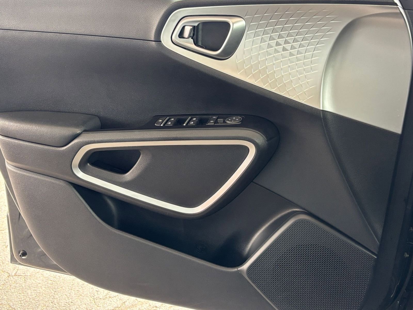 Used 2025 Kia Soul LX w/ LX Technology Package FWD image 18