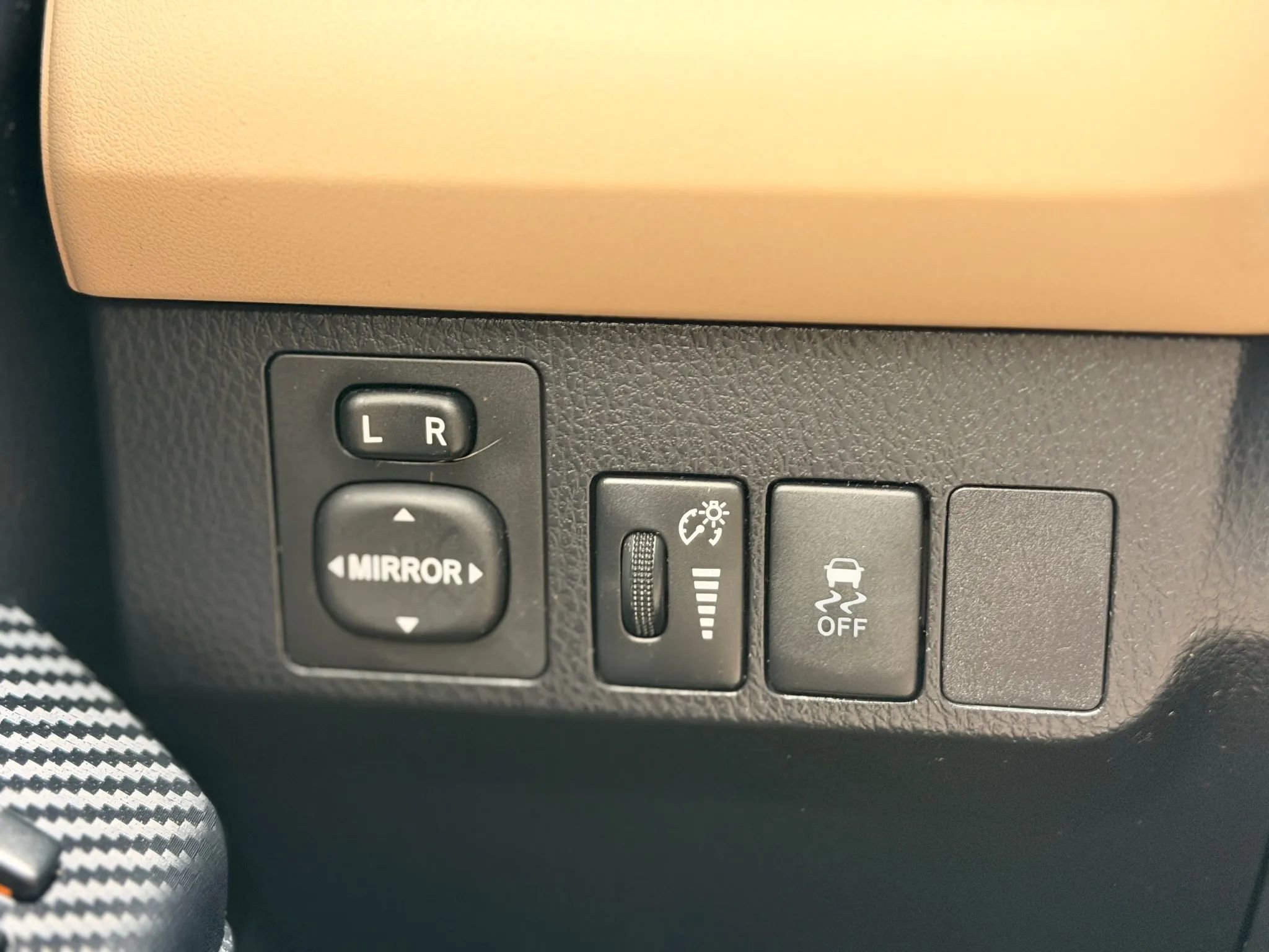 Used 2013 Toyota RAV4 LE image 38