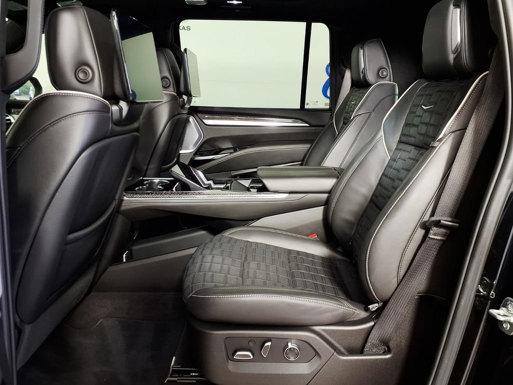 Used 2025 Cadillac Escalade ESV V AWD/4WD image 6