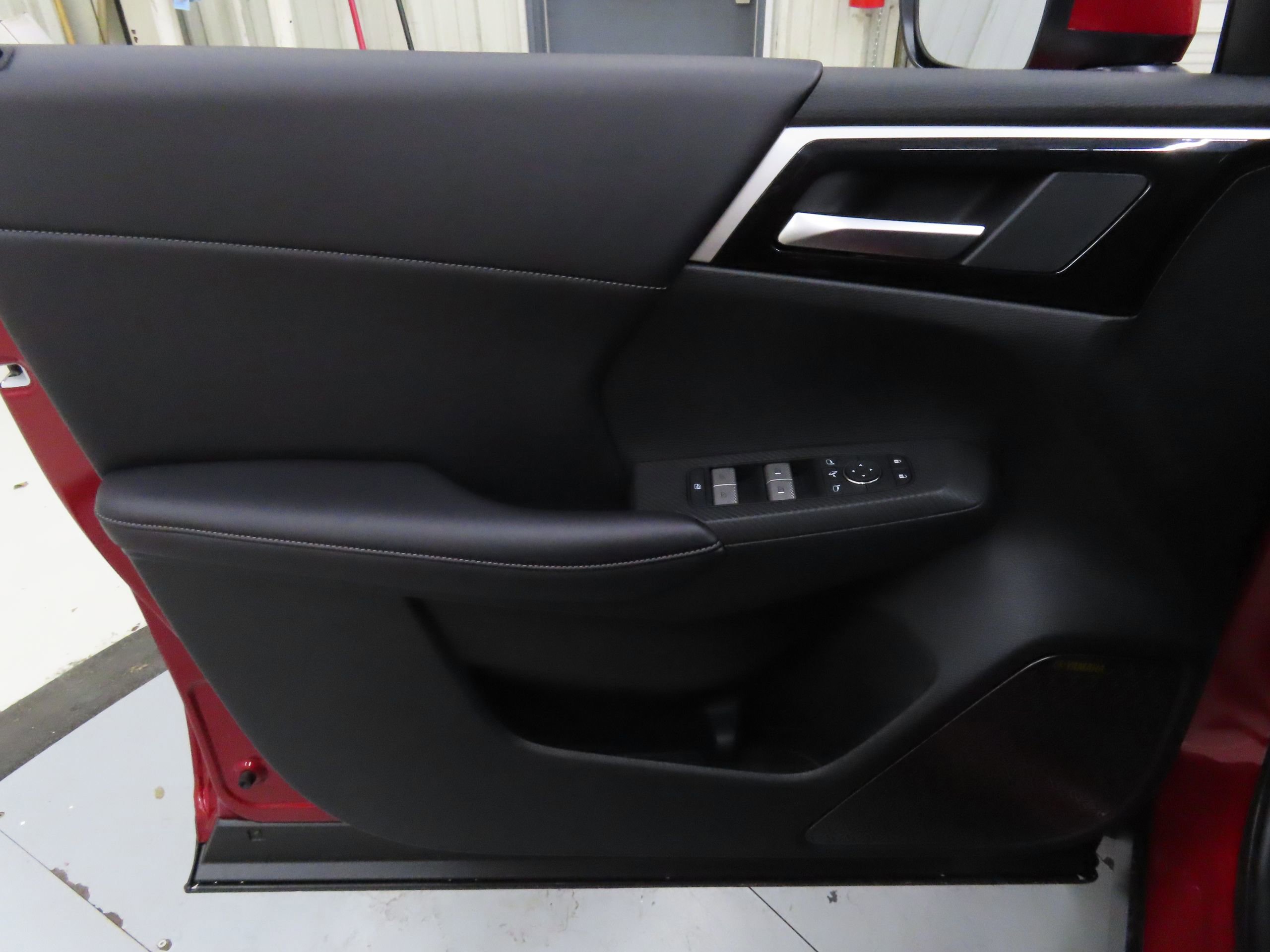 New 2025 Mitsubishi Outlander SE image 9