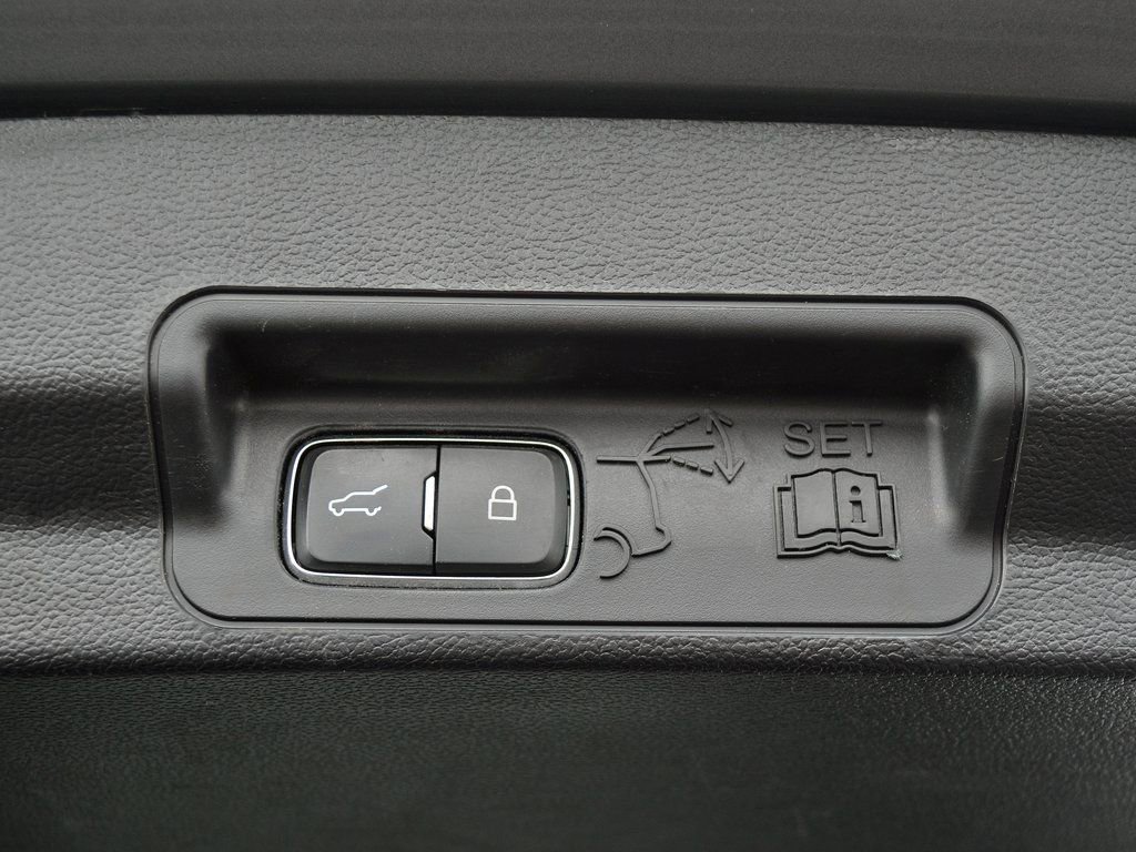 Used 2022 Ford Explorer XLT w/ Equipment Group 202A image 7