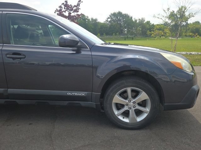 Used 2013 Subaru Outback 2.5i Limited w/ Moonroof Pkg AWD/4WD image 4