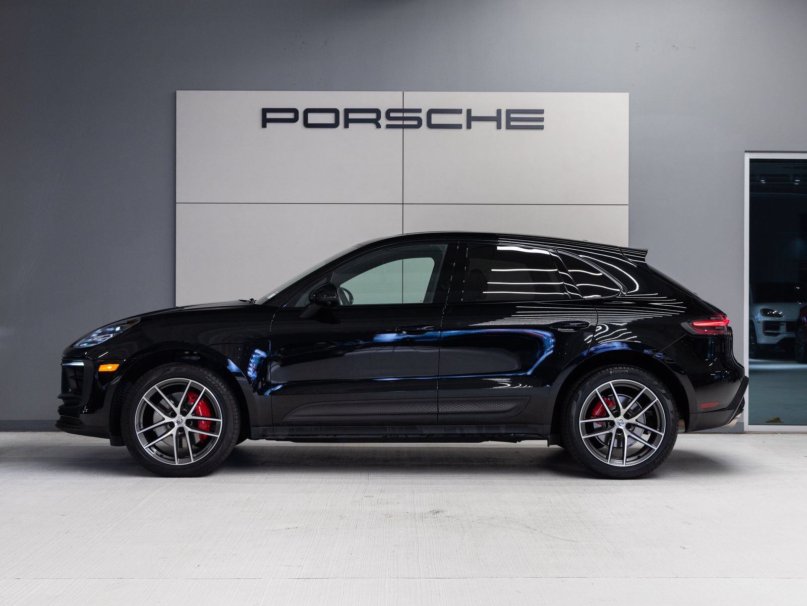 Certified 2023 Porsche Macan S AWD/4WD image 2