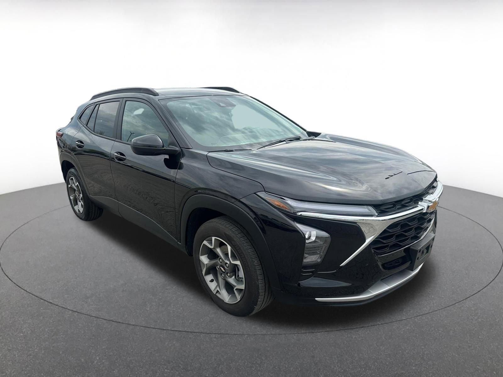 Used 2025 Chevrolet Trax LT image 1