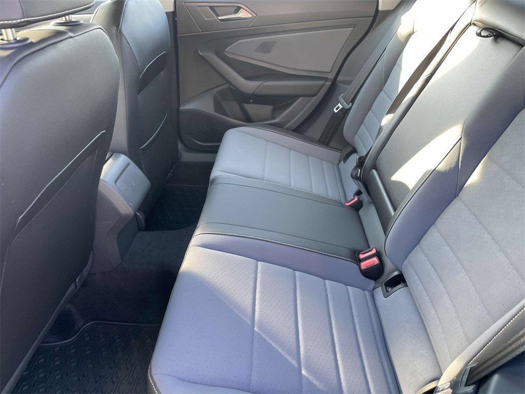 Used 2025 Volkswagen Jetta SE FWD image 16