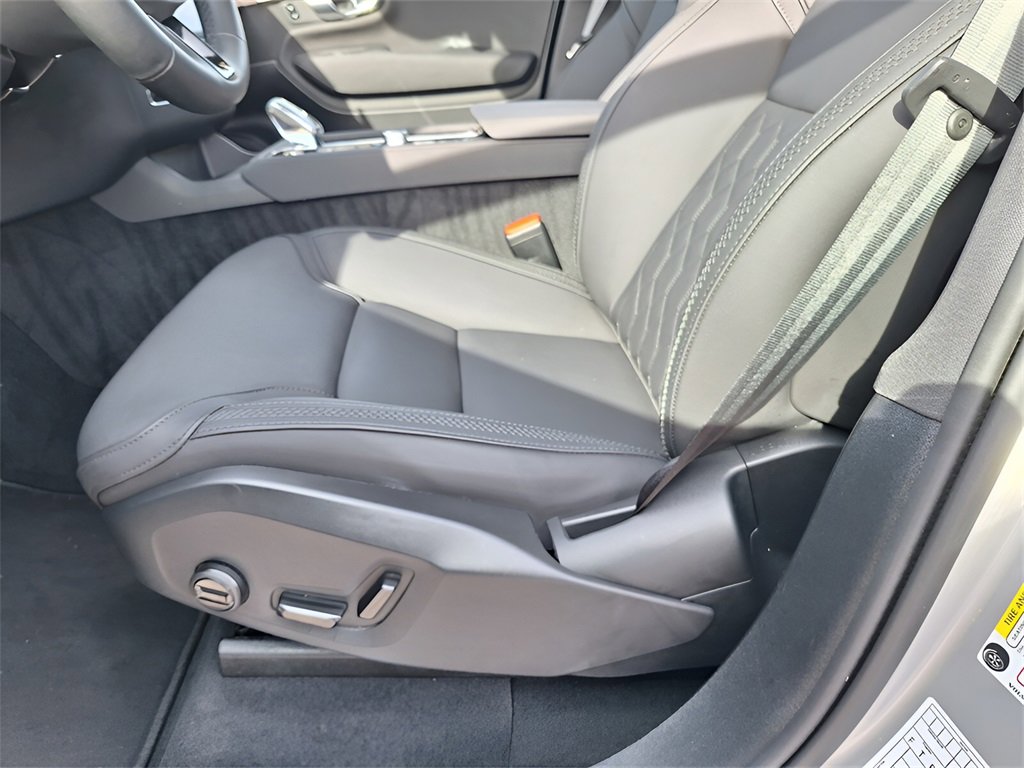 Used 2025 Volvo XC90 B6 Plus image 30