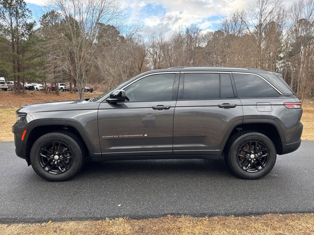 Used 2023 Jeep Grand Cherokee Laredo image 11