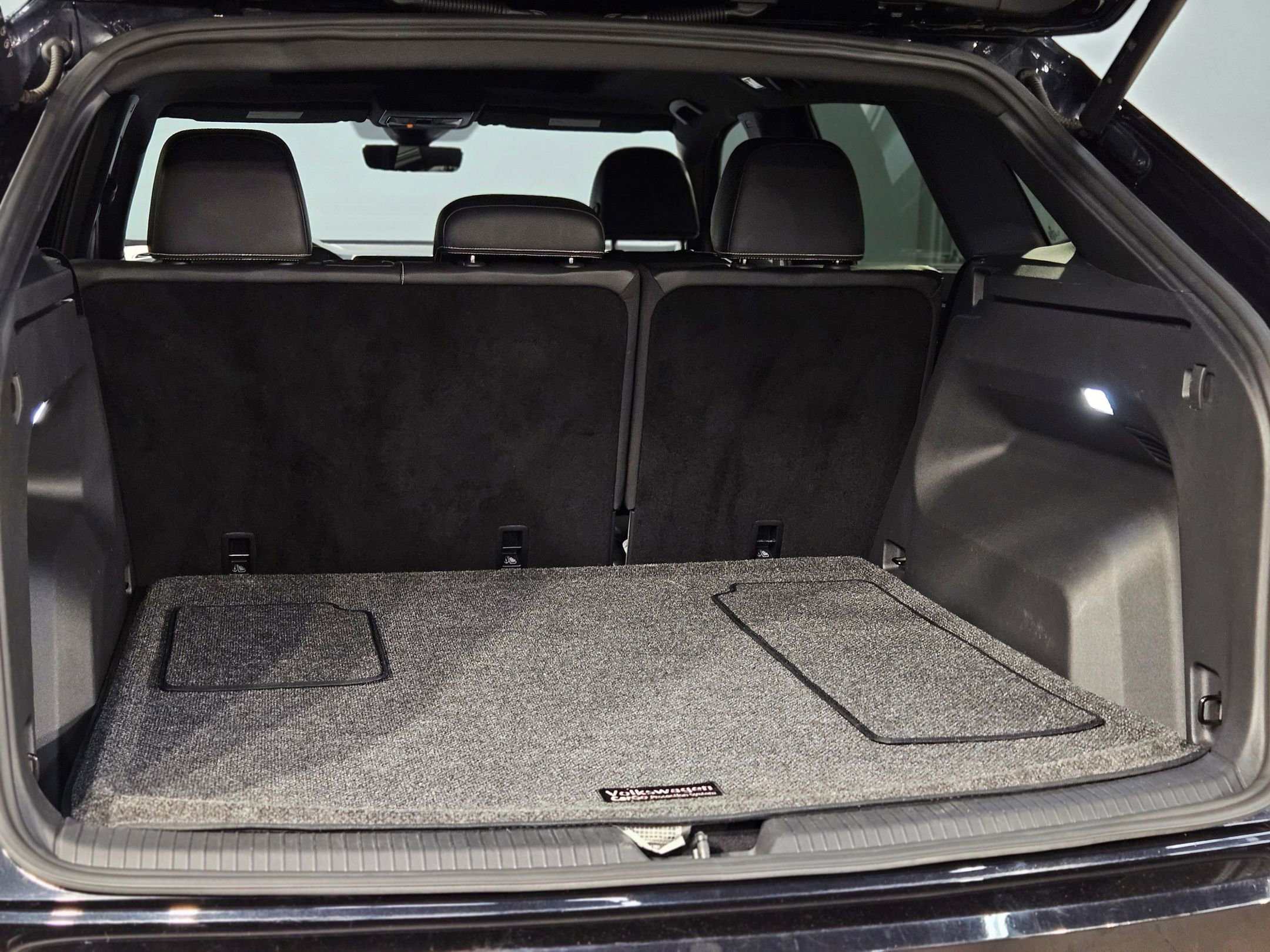 Used 2024 Volkswagen Atlas Cross Sport SEL R-Line image 18