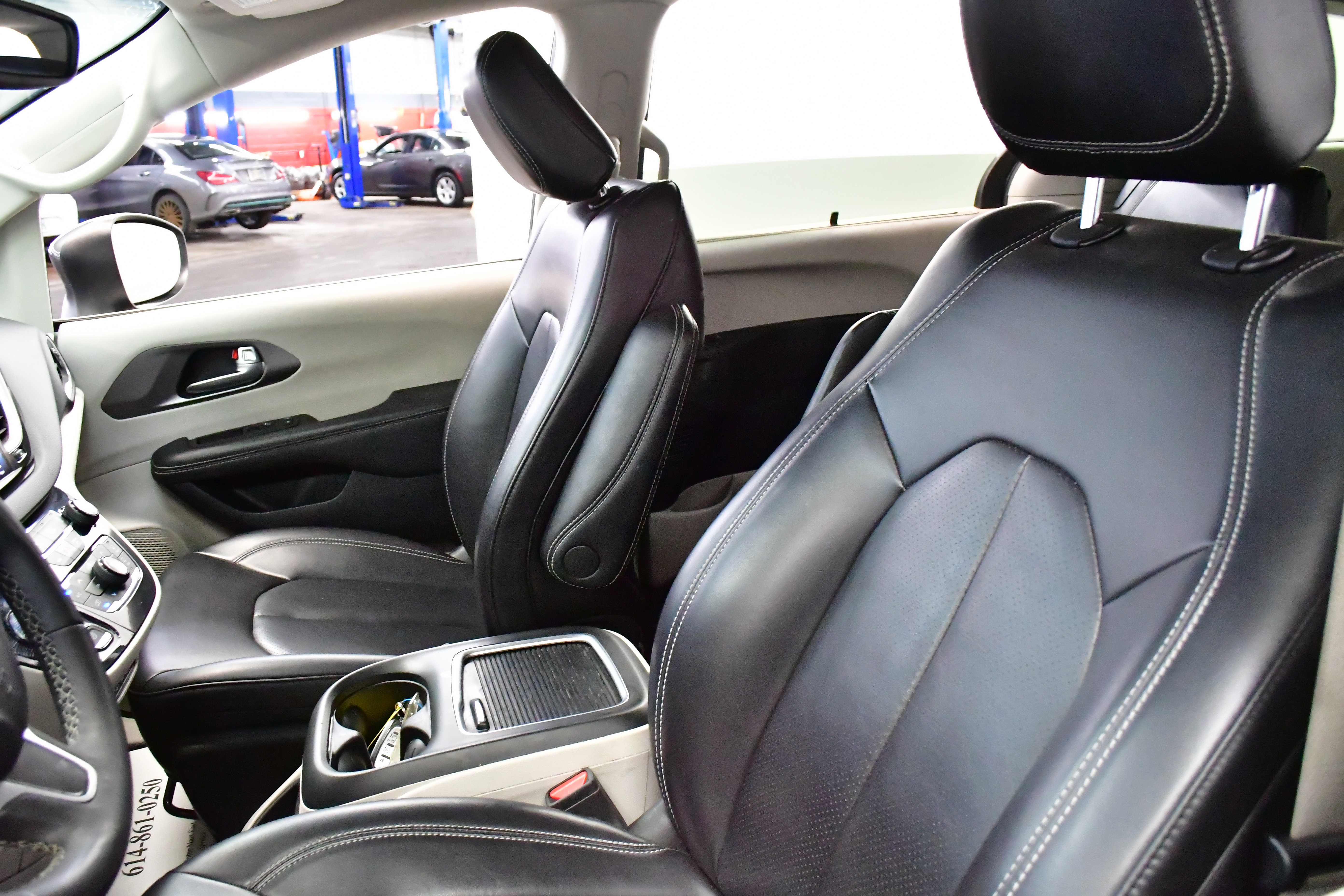 Used 2023 Chrysler Pacifica Touring-L image 17